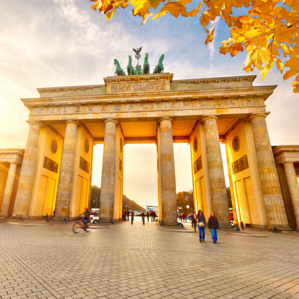 Blick auf das Brandenburger Tor in Berlin bei Sonnenaufgang, Produktbild Live Event von Karin Kuschik
